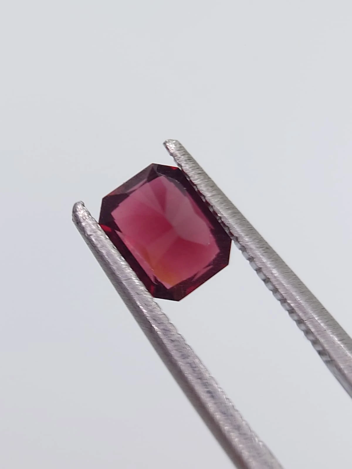 0.81ct. Natural Rhodolite Garnet from Tanzania — view 3